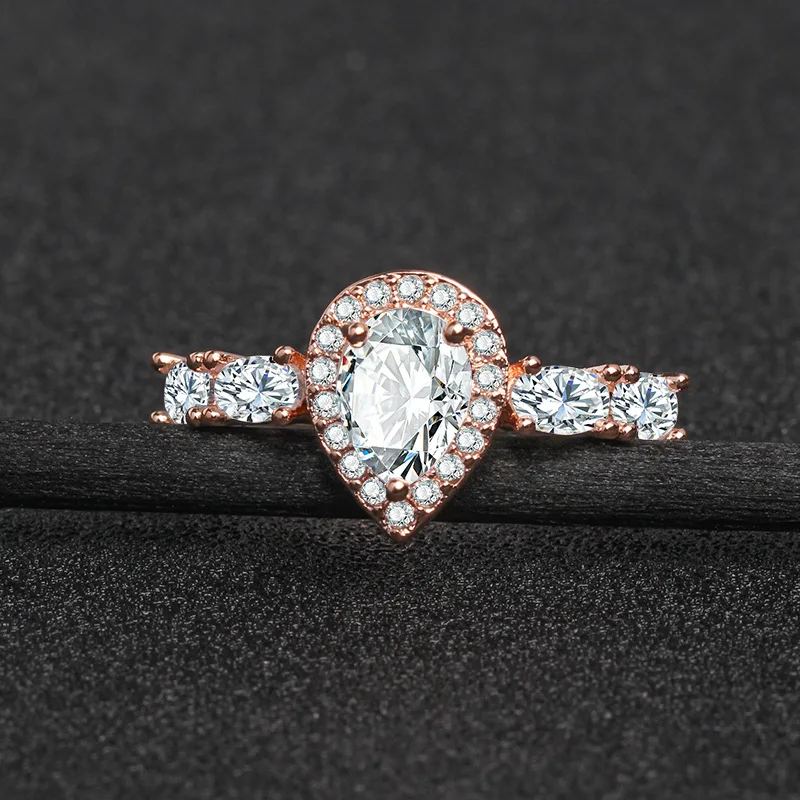 Модное ювелирное изделие Свадебное женское кольцо с фианитом капля воды простой