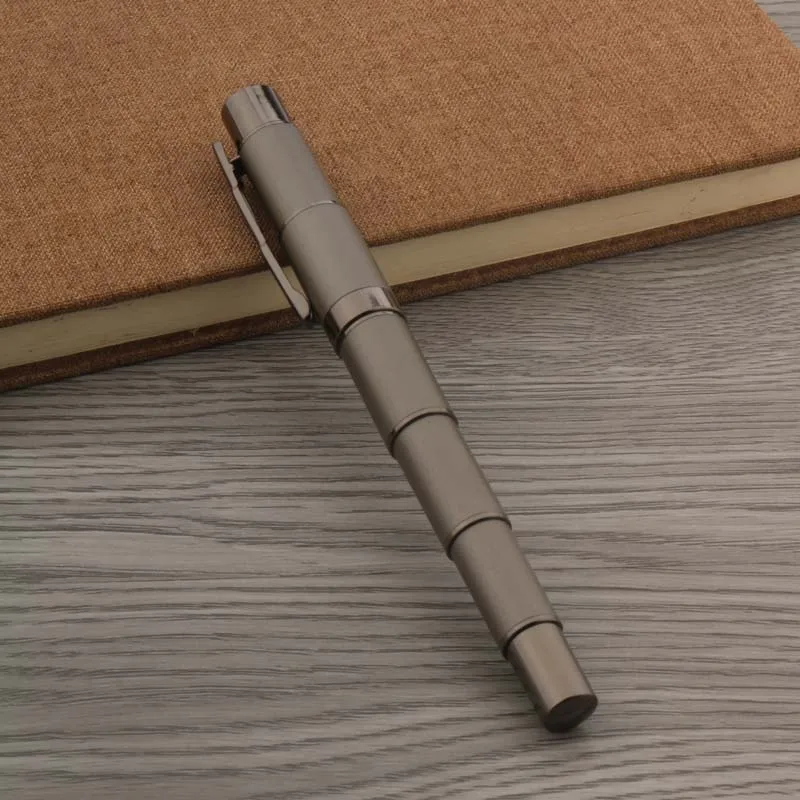 Шариковая ручка серого цвета с матовым покрытием серый металлический пистолет