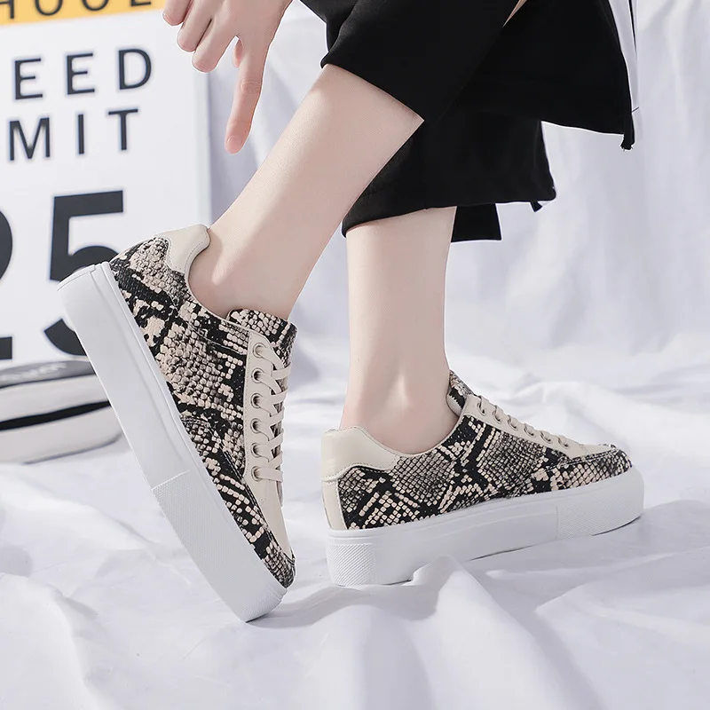 Женская обувь Обувь в школьном стиле со змеиным узором на плоской подошве