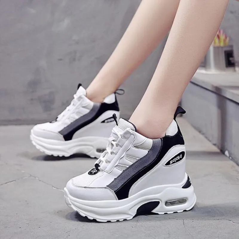 Женские кроссовки на танкетке 9 см кожаные дышащие платформе и высоком каблуке