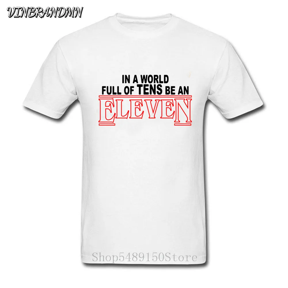 Белая футболка с надписью Stranger Things In A World Full Of Tens Be An Eleven забавным человеком