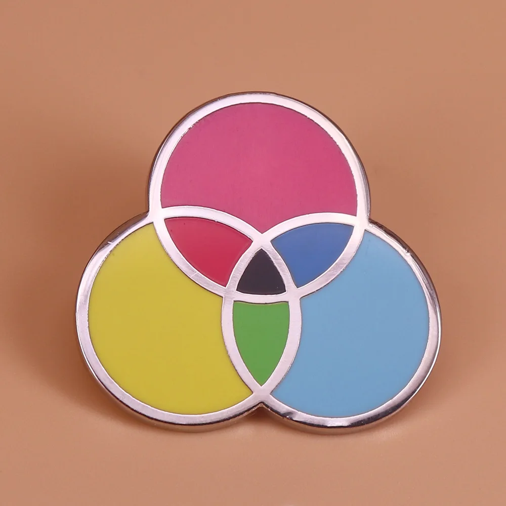 Синий красно-желтый эмалевый брошь-значок для куртки с джинсовым воротником.