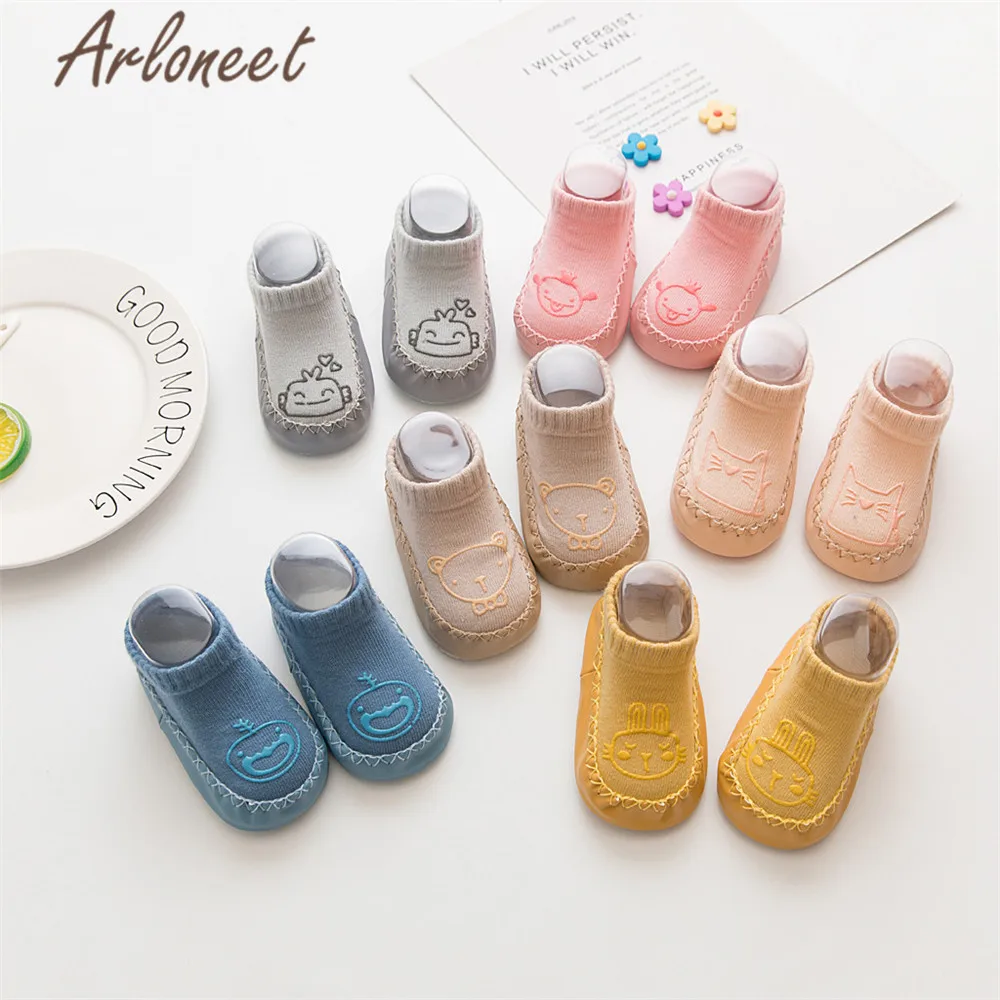 ARLONEET/Обувь для новорожденных девочек, малышей, начинающих ходить, зимние Нескользящие кроссовки с мультипликационным принтом для маленьких мальчиков, хлопковые носки-тапочки для первых шагов