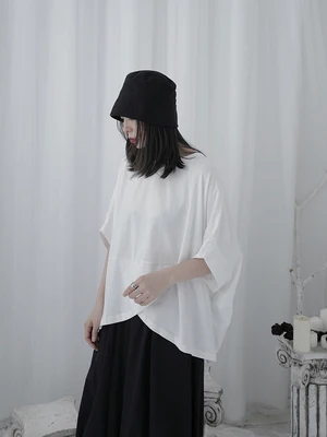 Футболка женская летняя с коротким рукавом летучая мышь и большим вырезом |