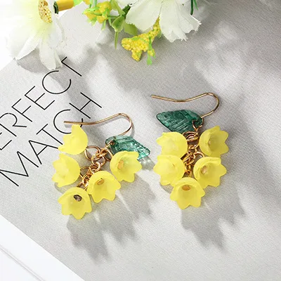 Астетика художественные серьги маленькие чистые и свежие милые цветы для