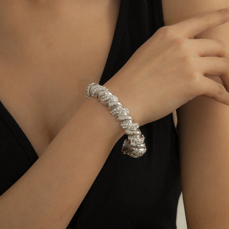 

Modern Jewelry Single Layer Bracelet Hot Selling Popular Style Metal Alloy Golden Silvery Plating Women Cuff Bracelet For Lady