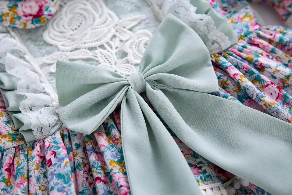 Милое летнее праздничное свадебное платье с цветочным принтом и вышивкой розы