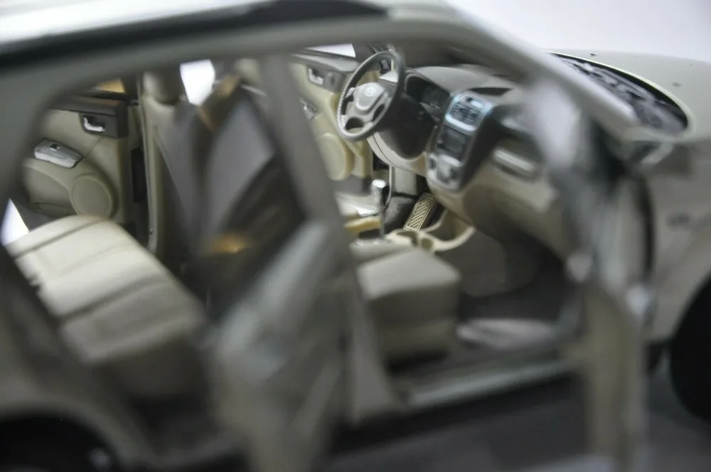 1:18 литая под давлением модель для Kia Sportage R 2008 Золотой внедорожник редкая Игрушечная машина из сплава миниатюрная коллекция подарки
