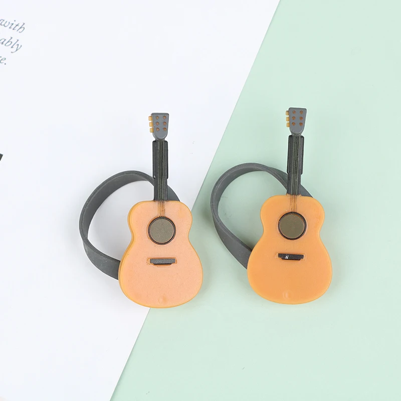 

Модель укулеле, 2 шт., аксессуары для гитары, кукольный домик, миниатюрный инструмент, часть для домашнего декора