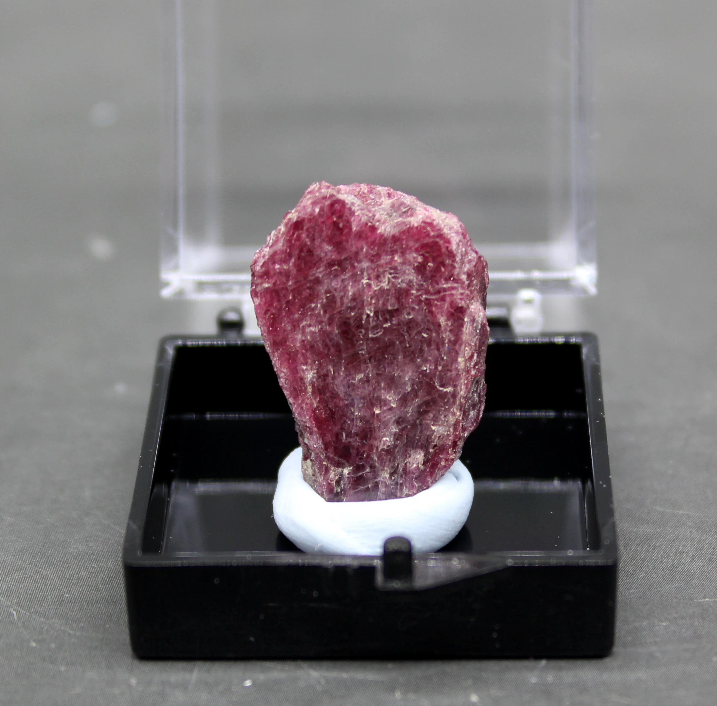 Шероховатый минеральный образец из 100% натурального МАКАРСКОГО рубина и