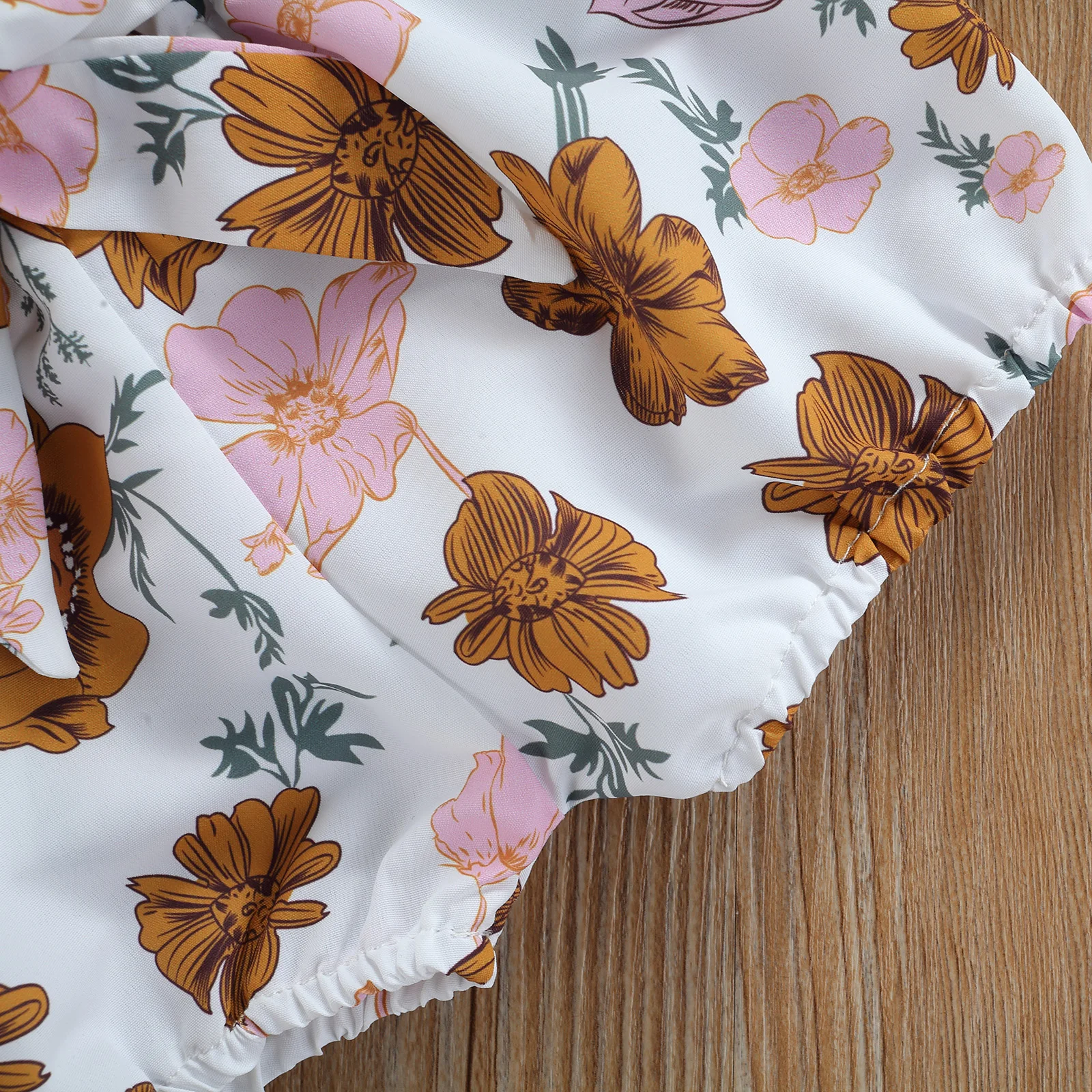 

2 Pcs Newborn Casual Outfits, Baby Girl Heart-shaped Pattern Fly Sleeve Round Neck Romper + Tie-up Flower Print Shorts