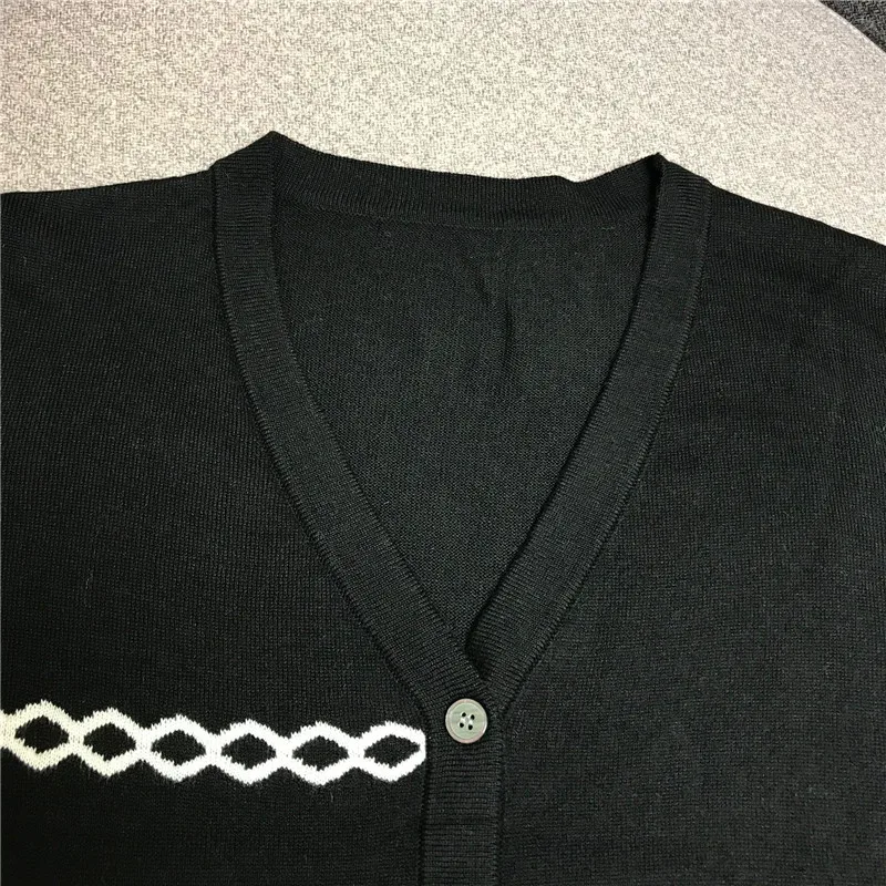 Женский дизайнерский кардиган в полоску черный вязаный с v-образным вырезом