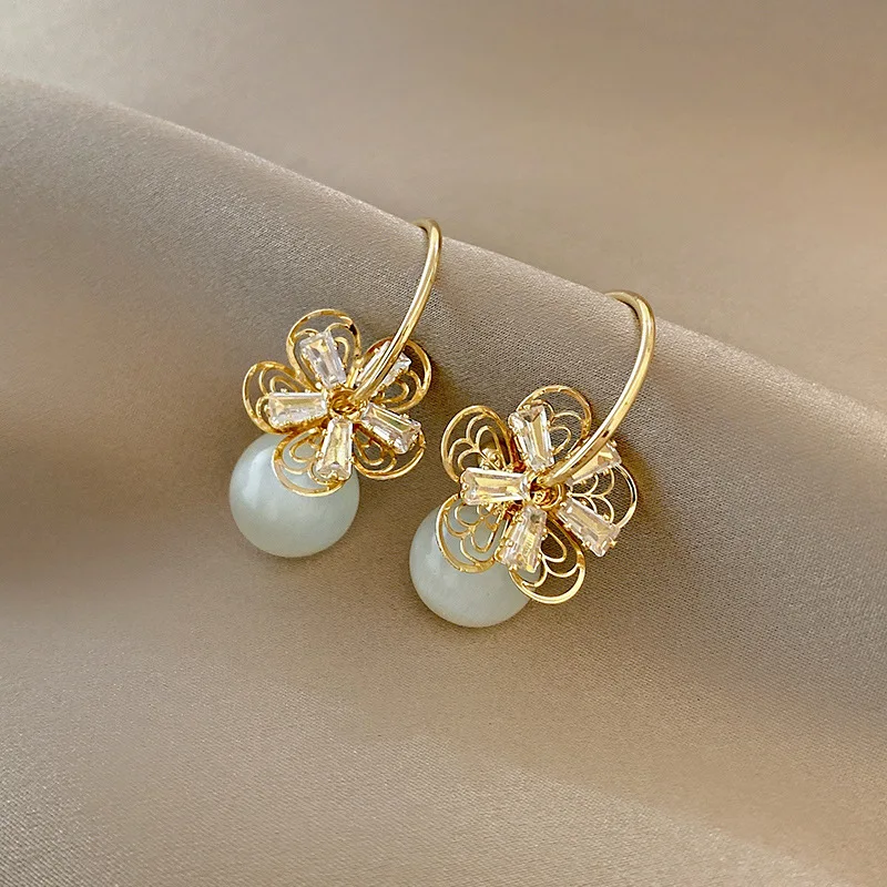 

2021 New Arrival Shiny Crystal Drop Earrings Fashion Hollow Flowers Elegant Fine Pearl Trend Women Earrings Contracted Joker