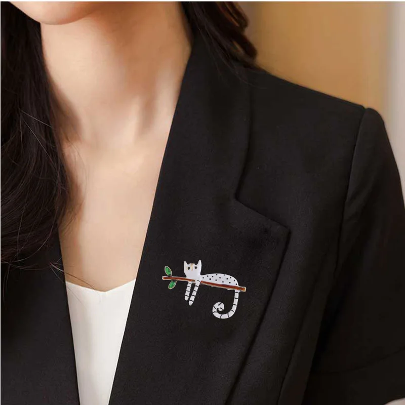 Lazy Cat Sitting On The Tree Enamel Brooches For Women And Men Bouquet Pin 2019 New Fashion Jewelry