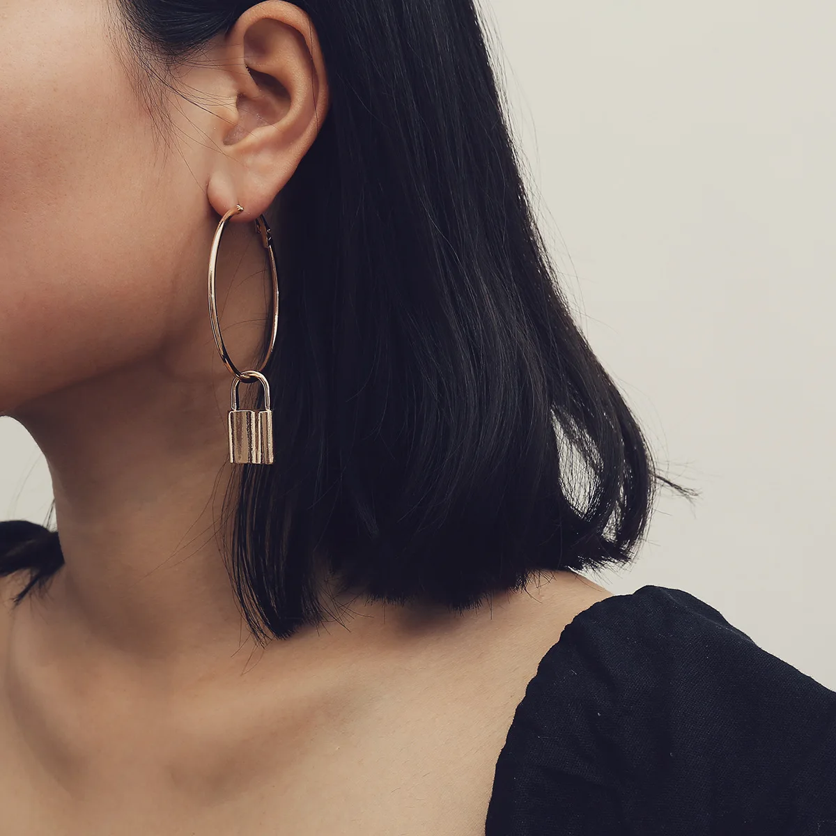 Женские круглые серьги-кольца с навесным замком большие серьги золотого цвета в