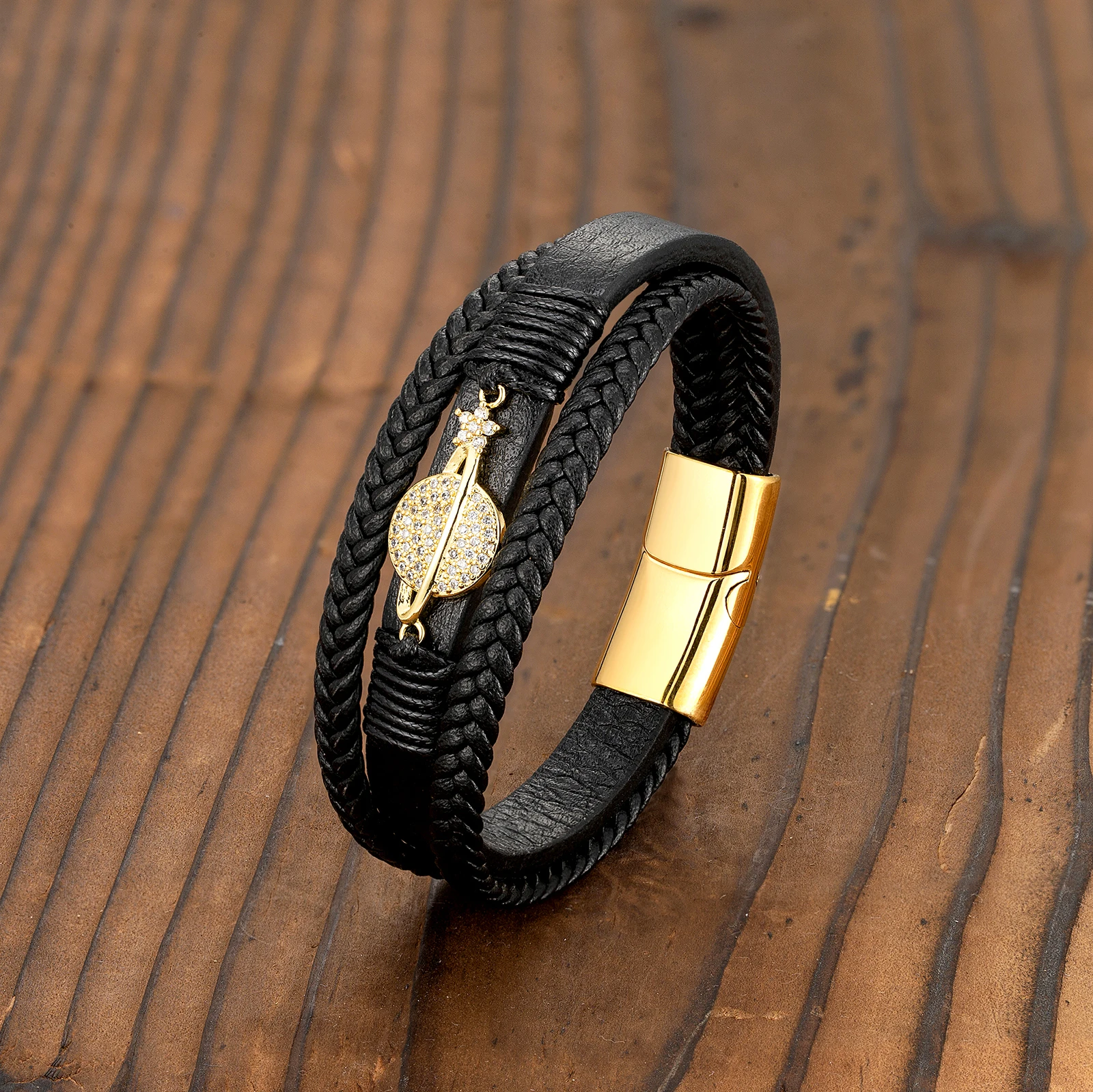 

2021 New Fashion Charm Micro-studded 3-layer Leather Cord, Unisex Bracelet for Men and Women, Stainless Steel Hand Row