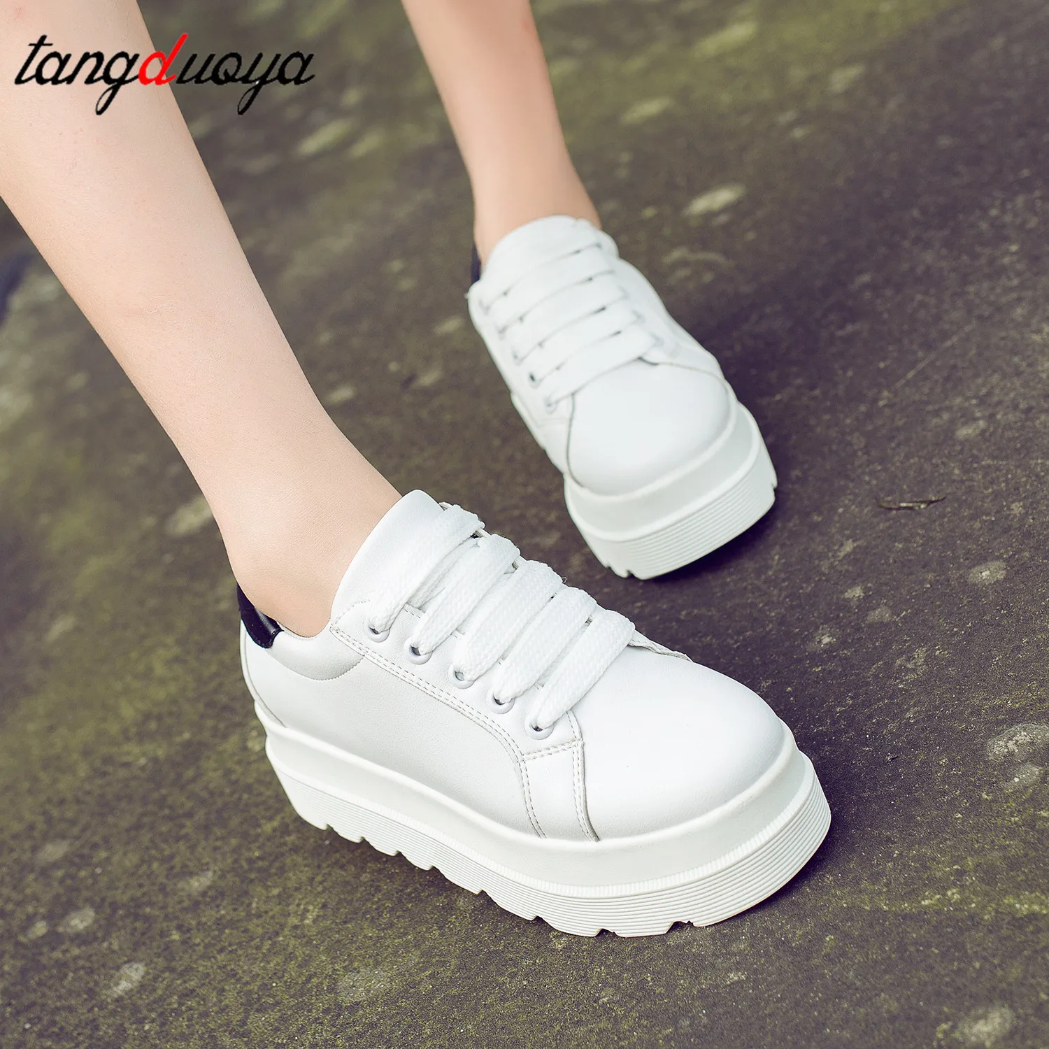 Кроссовки женские на шнуровке повседневная массивная нескользящая обувь из