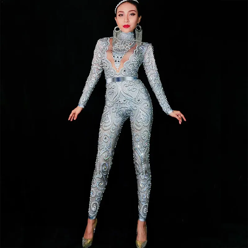Женский комбинезон со стразами и жемчугом модный серый с длинным рукавом на день