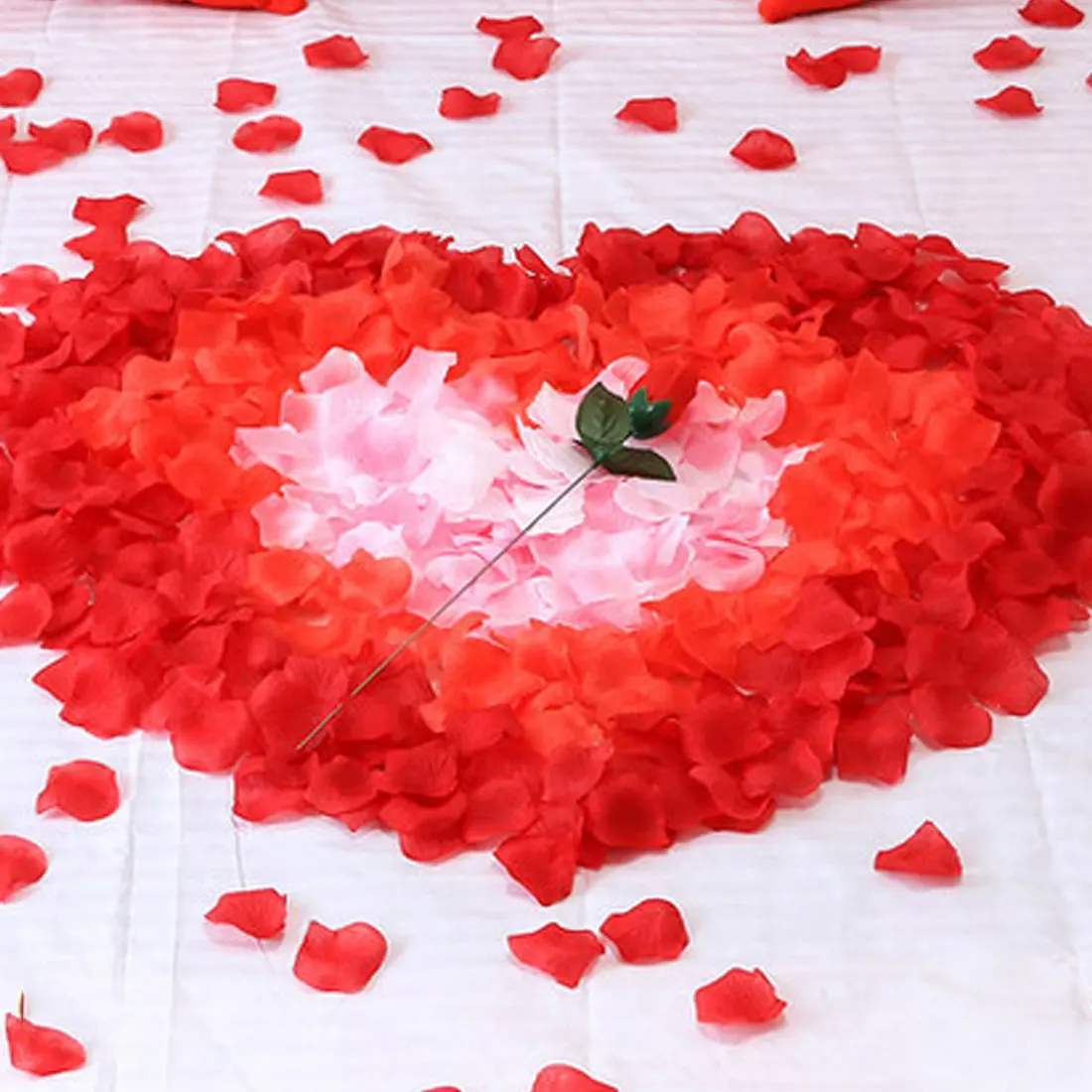 

100pcs/batch of 5*5CM wedding rose petal decoration silk flower polyester wedding rose decoration proposal scene atmosphere tool