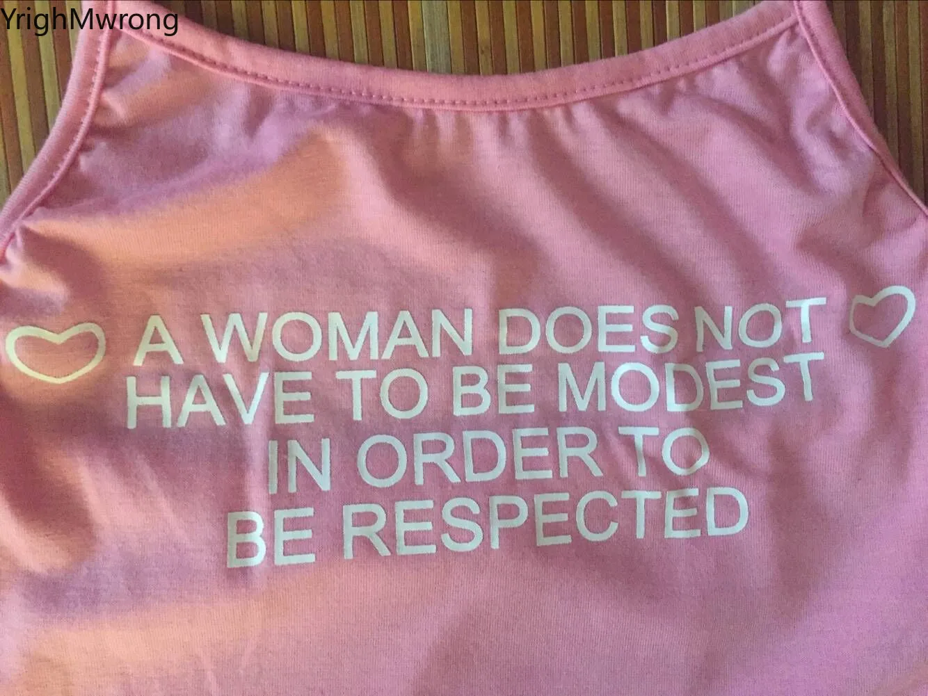 Женский облегающий топ на бретельках розовый укороченный с буквенным принтом