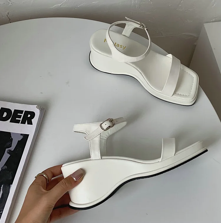 Женские замшевые босоножки вельветовые туфли на каблуке бежевые с ремешком