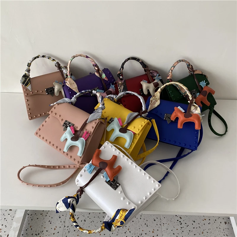 Женские сумки из ПВХ с жесткими заклепками новинка 2021 черные красные зеленые