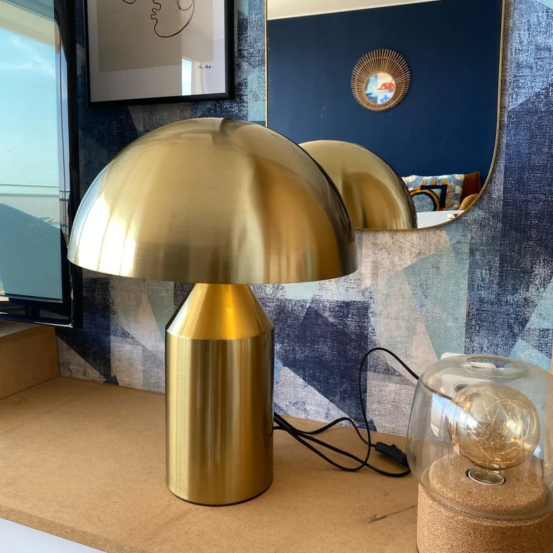 Лампа в стиле постмодерн минималистская для спальни кабинета настольная лампа