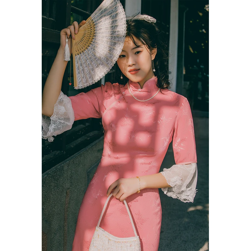 

Персиковый цвет, пьяный Топ улара, ветер Республики старой Шанхайской выставки, белый атласный вышитый чонсам