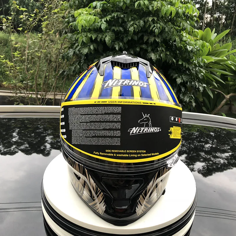 Мотоциклетный шлем с внутренним солнцезащитным козырьком откидной