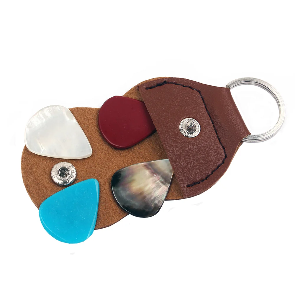 

4pcs Guitar Plectrum Picks with 1pcs 28*23*1.5mm Leather Keychain Guitar Pick Plectrum Holder Brown