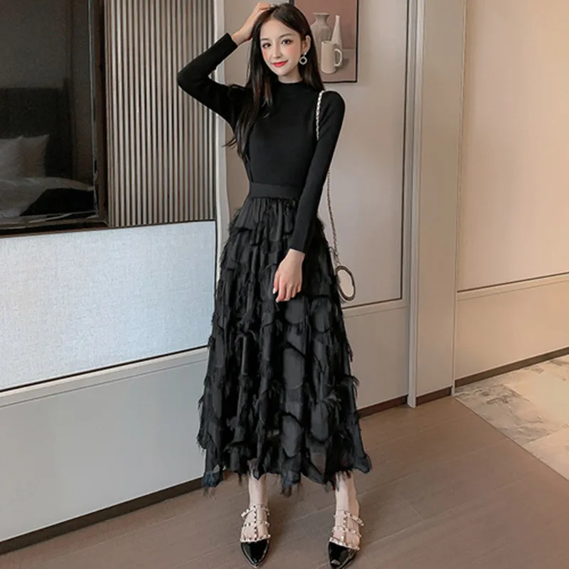 Женский трикотажный комплект из 2 предметов черный свитер с перьями и длинная