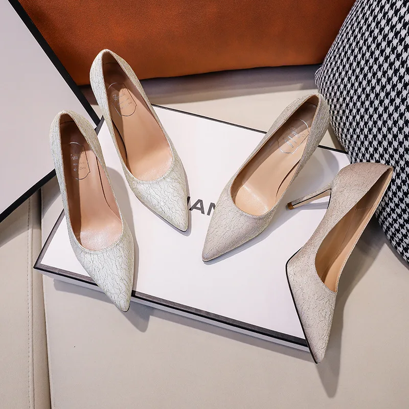 Женские туфли на высоком каблуке с острым носком| |