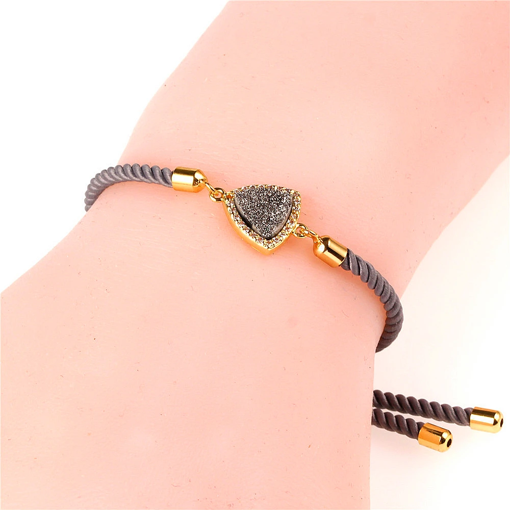 Женский треугольный браслет с фианитами красный на запястье украшенный