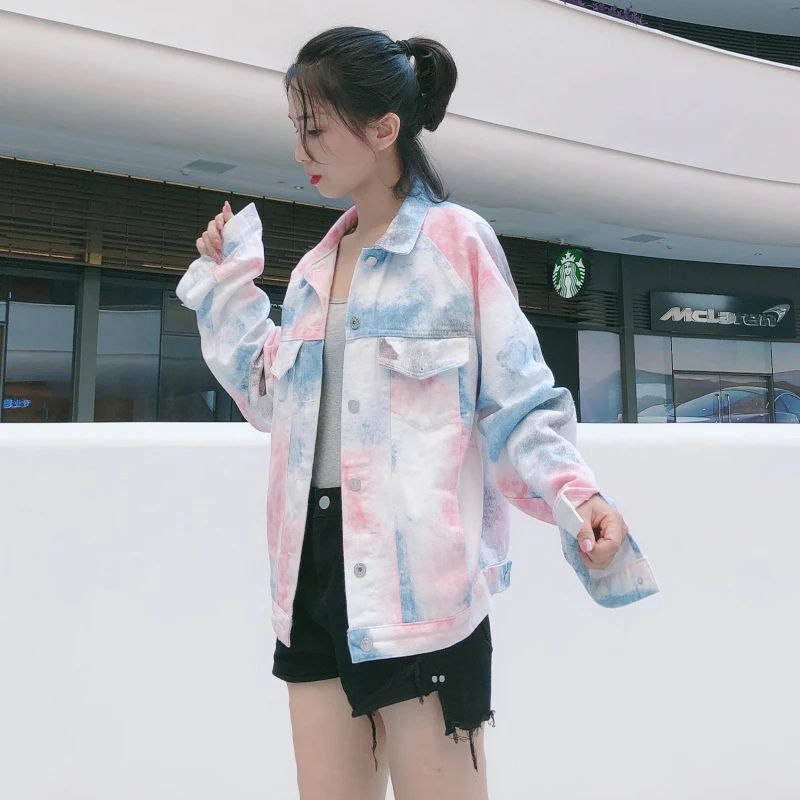 Женская джинсовая куртка с пастельным принтом короткая однобортная длинными