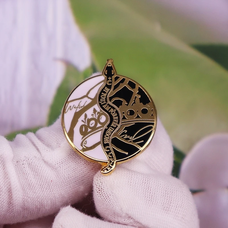 Эмалированная брошь в виде змеи Холли Блэк Королева ничто | Украшения и