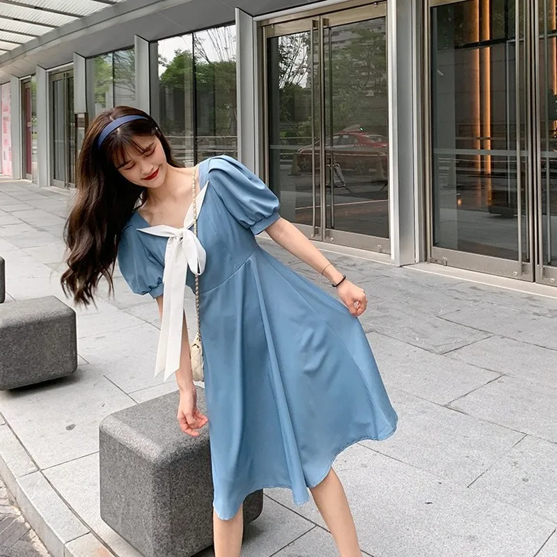 Женское летнее платье средней длины синее облегающее большого размера с бантом