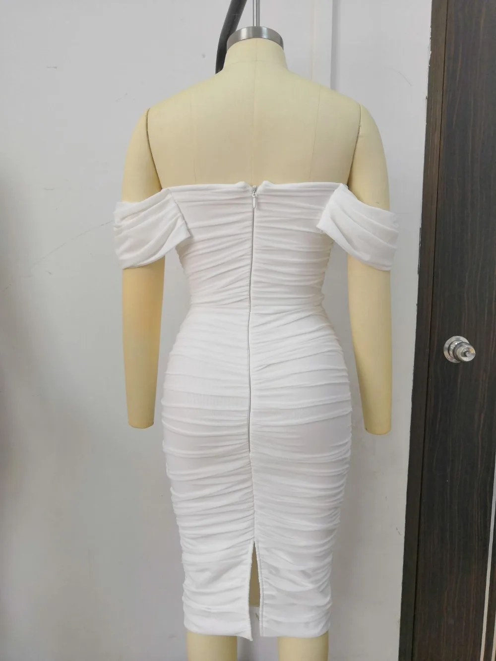 Женское плиссированное платье до колен однотонное облегающее с