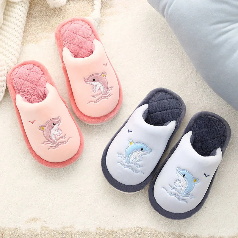 

Детские хлопковые тапочки с вышивкой в виде дельфина, осенне-зимние теплые пушистые тапочки без шнуровки, детские меховые сланцы, Детская м...