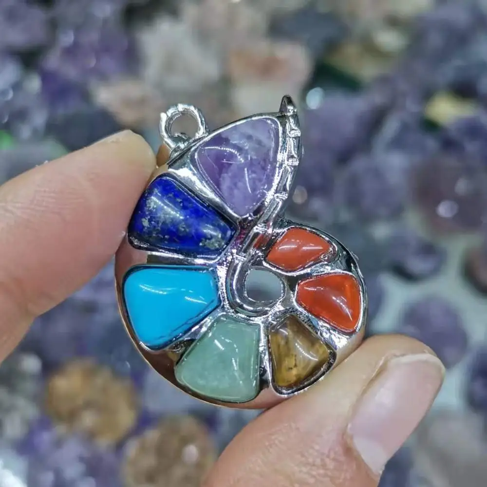 

Кулон в форме ракушки из разноцветных камней