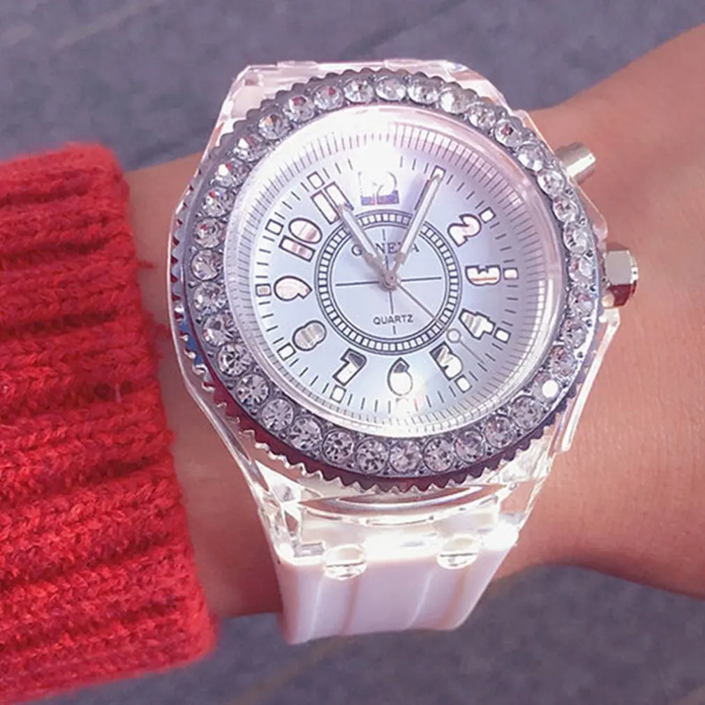 Спортивные женские резиновые часы для девушек яркие наручные со стразами