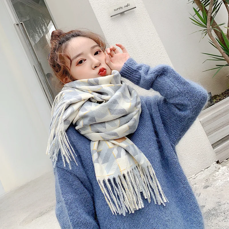 Женский шарф из искусственного кашемира длинный теплый в трехмерную клетку с