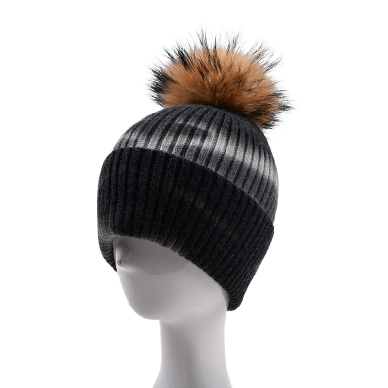 

Вязаная Шапка-бини в рубчик для мужчин и женщин, теплая зимняя шапка со съемным пушистым помпоном, с градиентным принтом, с защитой от ветра ...