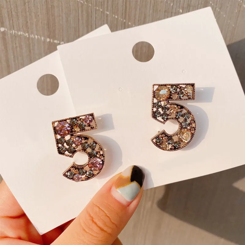 

Retro Number 5 Color rhinestones brooch Exquisite compact cardigan small pin Brooches