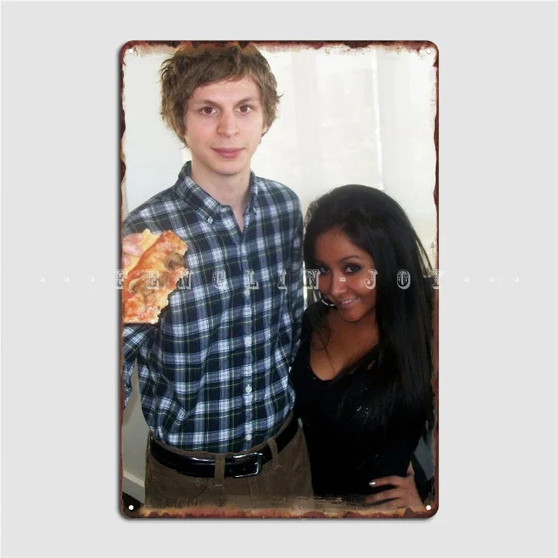 

Майкл цера удерживает большую пиццу рядом с Снуки металлический знак настенная пещера домашнее классическое украшение гаража жестяной зна...