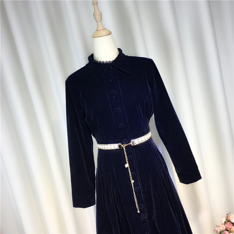 Женское платье с отложным воротником однотонное приталенное средней длины