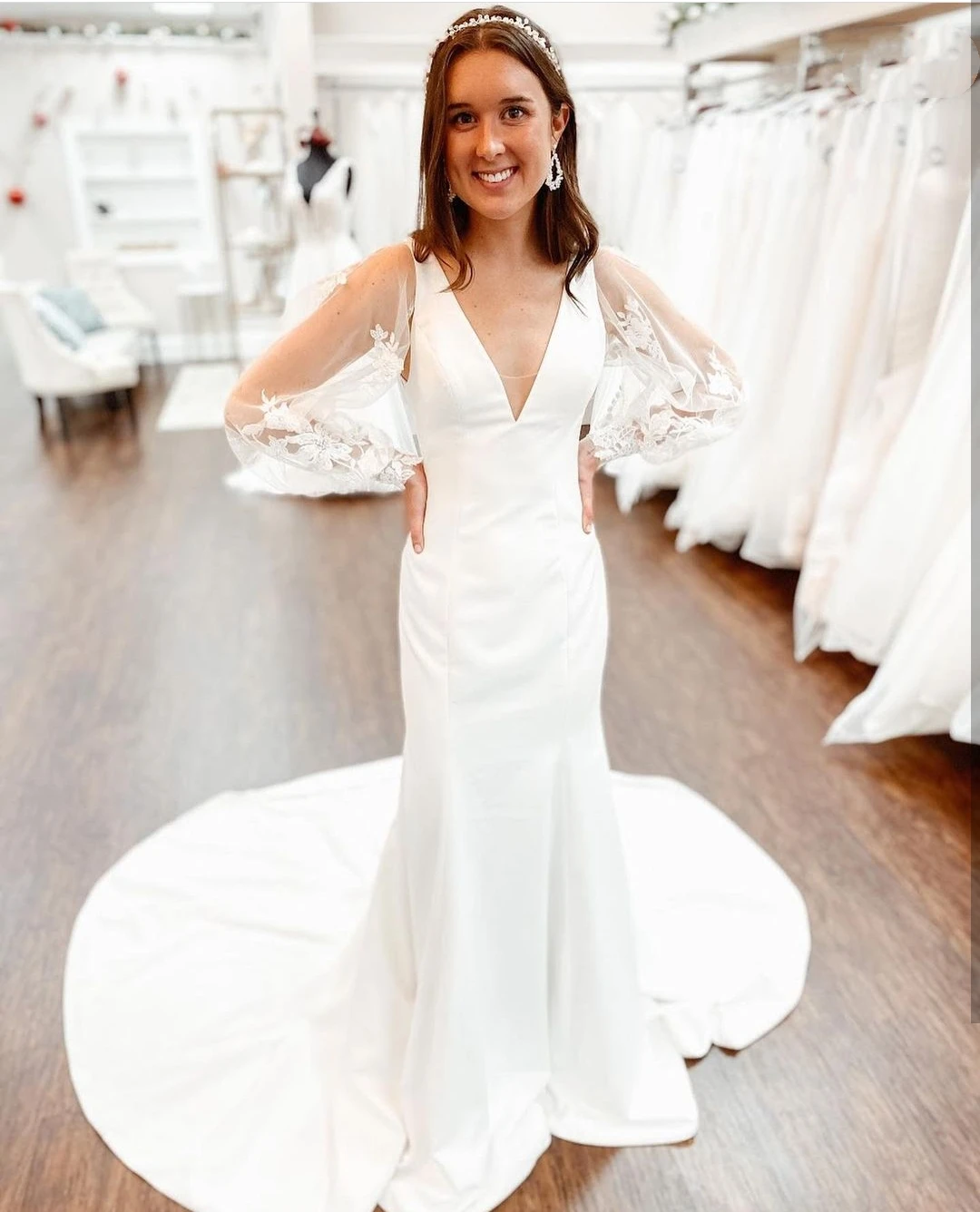 

Long Sleeve Wedding Dress V-Neck Lace Appliques Court Train Satin White Puff Sleeve Robe De Mariee Stunning For Bride Charming