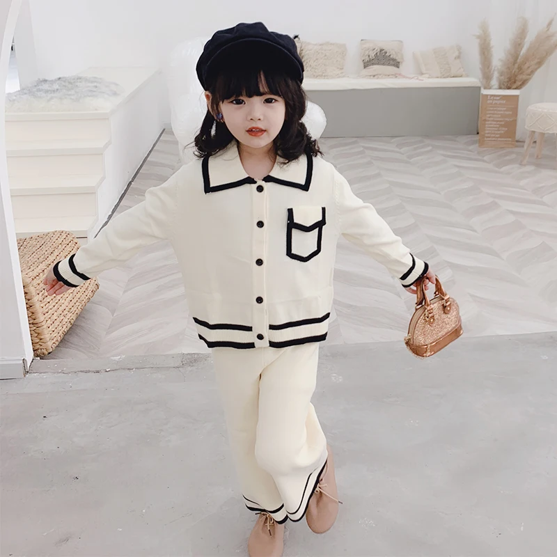 Вязаные комплекты для маленьких девочек с отложным воротником и фальш карманами