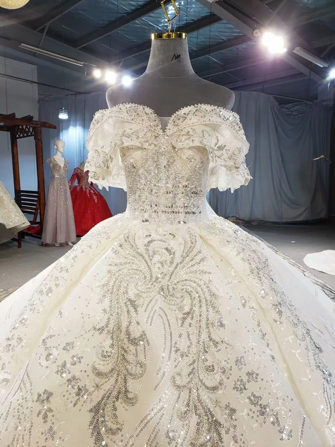 Champagne Luxury Crystals Lace Wedding Dress With Veil 2021 Sequined Beading Sweetheart Off The Shoulder Ball Gowns