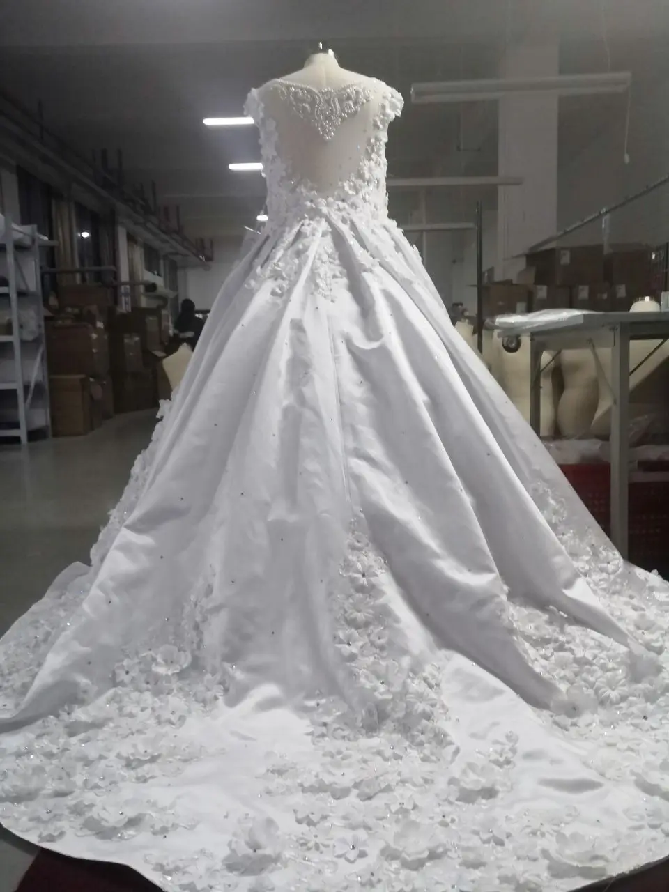 Real Video New Long Gorgeous Sleeveless Crystal Ball Gown Wedding Dresses With Handmade Flowers Robe De Mariee