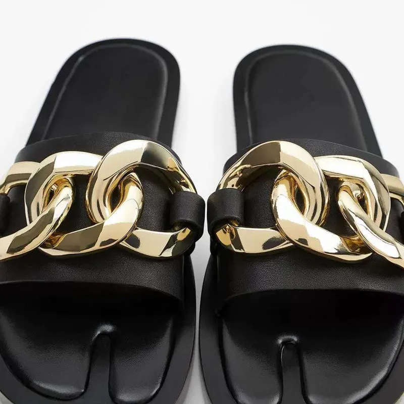 

2021 New Ladies slippers and sandals Black Metal Chain Decorated Flat Sandals Split Toe Women slides flip flop